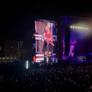 Mireia Oriol Instagram - @cruillafestival sens dubte una de les millors nits de l'any 🍻🍻 gràcies @estrelladammcat @estrelladamm 

Sense ni un vídeo decent del concert d' @amaral.oficial estava massa ocupada plorant i perdent la veu vinga dw fins l'any vinent