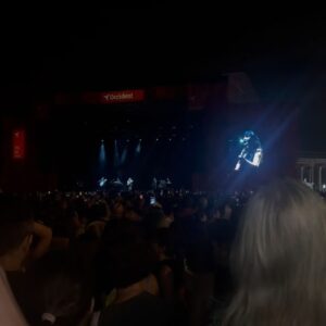 Mireia Oriol Instagram - @cruillafestival sens dubte una de les millors nits de l'any 🍻🍻 gràcies @estrelladammcat @estrelladamm 

Sense ni un vídeo decent del concert d' @amaral.oficial estava massa ocupada plorant i perdent la veu vinga dw fins l'any vinent