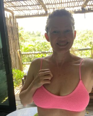 Mireille Enos Instagram - Thank you Kaua’i! Thank you 1 Hotel Hanalei Bay! We had the most magical time. 🩷🌸🌴☀️😘🩷 @1hotel.hanaleibay #alanruck