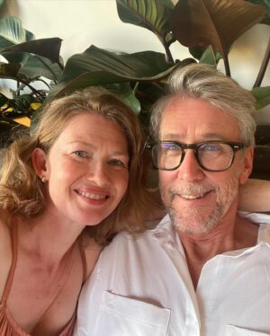 Mireille Enos Instagram - Thank you Kaua’i! Thank you 1 Hotel Hanalei Bay! We had the most magical time. 🩷🌸🌴☀️😘🩷 @1hotel.hanaleibay #alanruck