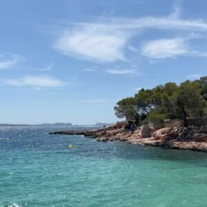 Mirela Balić Instagram - Ibiza was quite a summer dream. 🌅 Thank you @donjuliotequila for such a nice trip full of beautiful people, landscapes and good food. 💭🌊🫧🤍✨
Thank u @brannetts @irenemaestro for always counting on me and taking good care of me ❣️