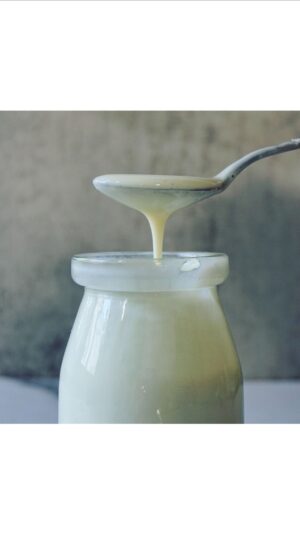 Miri Pérez-Cabrero Instagram - Leche condensada saludable!!!!!!! Os va a chiflar, solo tiene 3 ingredientes y sabe a chocolate blanco!!!!! La pongo en mis bowls, para hacer café bombón y encima de tostadas 🩵
.
I N G R E D I E N T E S:
⚡️200gr leche en polvo 
⚡️200 ml leche 
⚡️1 cda eritritol 
.
Trituramos todo y listo!!!!!!! Feliz noche!!!!✨✨✨✨🩵❤️💕🦋🦋🦋🍇💕