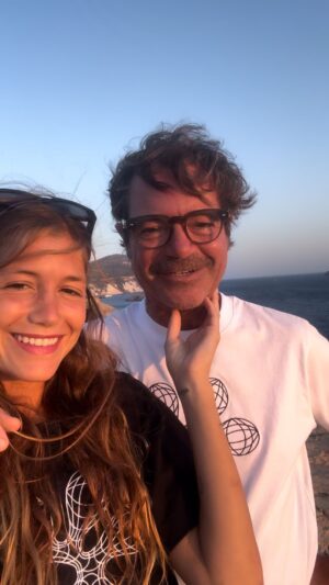 Miri Pérez-Cabrero Instagram - Cada año venimos a ver el la puesta de sol a nuestro sitio favorito de Ibiza; delante de Es Vedrà. Para quien no lo sepa, Es Vedrà es un islote que llena de energía a toda la isla, si algún día vais, supongo que notaréis de lo que os hablo!!!!!! Es mágico. Papá i love you!!!! JAJAJ todos los momentos que comparto contigo se superan el uno al otro 😂 viva la mágia con la que vives todo 🩵🩵🩵🩵🩵🌌🌌🌌🌌🌌 eres mundial #diary 
.
Posdata: vestidos iguales con las camisetas que merecemos 😂 son una reproducción de una obra de nuestro Edu. Molaaaaaaaaan 💕💕💕💕🎉🎉🎉🎉🎉☀️☀️☀️