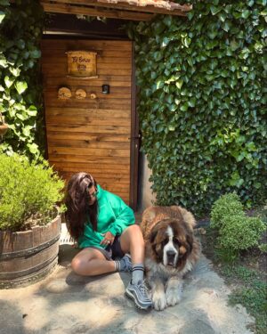 Miriam Rodríguez Instagram - 🌿 que Pongo se acabe convirtiendo en el 90% de mi galería, escribir canciones con los calcetines llenos de pelo rodeada de animales, leer con el sonido de los árboles y el atardecer de fondo, identificar constelaciones cada noche y los huevos de las gallinas de casa de @mambru_lopez …  la vida que quiero, la vida mejor y mi vida favorita. volver aquí siempre es casa. gracias Alber🫶🏼 en breve volvemos a la carga y con las pilas bien cargadas 🔋🥲🚀

🏡 @hotel_rural_la_posada