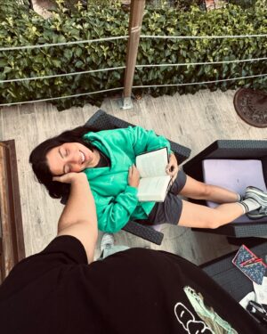 Miriam Rodríguez Instagram - 🌿 que Pongo se acabe convirtiendo en el 90% de mi galería, escribir canciones con los calcetines llenos de pelo rodeada de animales, leer con el sonido de los árboles y el atardecer de fondo, identificar constelaciones cada noche y los huevos de las gallinas de casa de @mambru_lopez …  la vida que quiero, la vida mejor y mi vida favorita. volver aquí siempre es casa. gracias Alber🫶🏼 en breve volvemos a la carga y con las pilas bien cargadas 🔋🥲🚀

🏡 @hotel_rural_la_posada