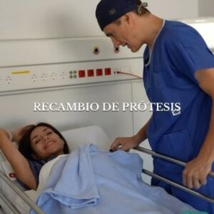 Miriam Saavedra Instagram - Así ha sido el proceso de Miriam Saavedra en los quirófanos de EGOS con el Dr. Elvira💙

Miriam se realizó el miércoles pasado un recambio de prótesis, buscando obtener un pecho más pequeño. La confianza que le transmitió el doctor y todo el personal médico fueron un factor clave para calmar sus nervios antes de la intervención✨

Envíanos un DM📨 y pide tu primera cita gratuita con nuestros cirujanos🩺