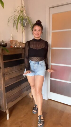 Mirianne Brûlé Instagram - Je me suis amusée avec ce trend ce matin 😄

Des fois ça me gêne de me dénuder ici, mais je le fais en m’amusant et en me disant que je représente sans doute un corps normal avec des formes, qu’on voit peut-être moins souvent sur les réseaux sociaux. ✌🏻 

Qu’est-ce qu’on ferait pas pour notre marque de lingerie préférée? Depuis plusieurs mois déjà de suis ambassadrice pour cette marque que j’adore. Chaque mois je vous présente des nouveaux morceaux de leurs collections. @wearsiella 

Voici 2 looks avec les nouveaux morceaux de la collection Coton Biologique.

Des sous vêtements sans armature hyper confortables et féminins.  Conçus par des femmes pour des femmes.  Honnêtement l’essayer c’est l’adopter. 

Lien dans ma bio
Code promo
Mirianne15

#wearsiella #siellapartner #ambassadrice #underwears #lingerie #feminin #women