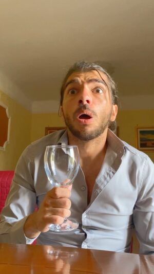 Mirko Mastrocinque Instagram - E che fai? Te ne privi?
.
.
#champagne #wine #reel #reaction #videodivertenti #battute