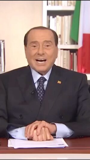 Mirko Mastrocinque Instagram - Mi vedo gli shorts solo quando vado al bagno, non mi rovinate pure quel momento…
#berlusconi #politici #instareel #reelsita #videodivertenti @welikeduel #elezioni2022