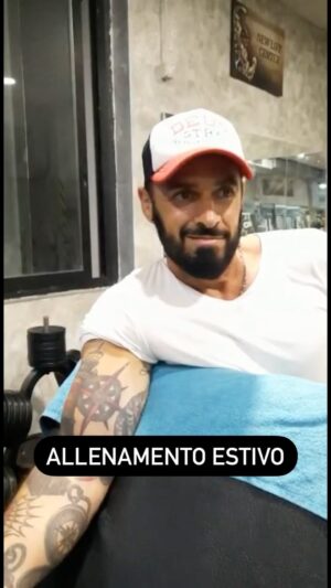 Mirko Mastrocinque Instagram - Alla fine entrambi alziamo il gomito no?
.
.
#virale #training #gym #bodybuilding #estate #allenamento #birra #caldo #estate
