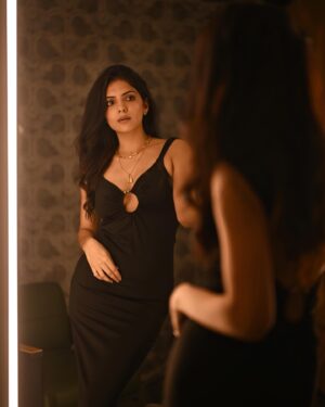 Misha Narang Instagram - Channeling my inner poo ✨

📸: @namrathdenash 

#photoshoot #portrait #pictureoftheday #instagram #instagood #foryou #explore #blackdress #mishanarang