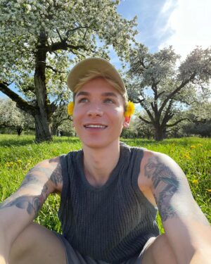 Miss Fame Instagram - Shrinking the depression monster one dandy lion at a time 🌻 #MissFame #countryside #Spring #TheWienas #Switzerland.