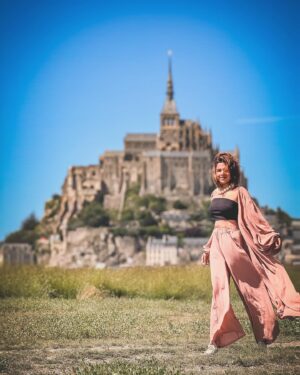 Mitali Mayekar Instagram - They say it looks like Disney Castle. I say it looks like HOGWARTS.❤️✨🥹
.
.
Wearing @a.la.modebyakanksha 
#montsaintmichel #hogwartscastle #hogwarts #magical #magic #potterhead