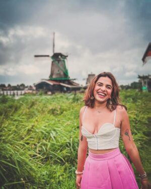Mitali Mayekar Instagram - Windmill whispers!🍃🌻
#natureescapes #happyvibes #wanderlust #europe2024 #netherlands #vacaymode #vacayvibes #travelbug #explore