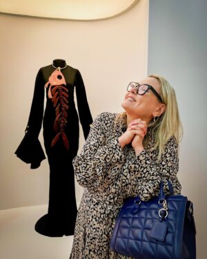 Mitsou Gélinas Instagram - Ça, c’est moi en transe devant la tenue de l’un de mes créateurs préférés, @danielroseberry de la maison @schiaparelli 🌟 @indiaphoenix07 m’a fait visiter et nous raconte tout sur l’expo du @metcostumeinstitute à New York dans @mitsoumagazine (lien dans ma bio) 

Si vous êtes aux EU ou prévoyez aller dans la grosse 🍎 bientôt, je vous conseille très chaudement cette expo!