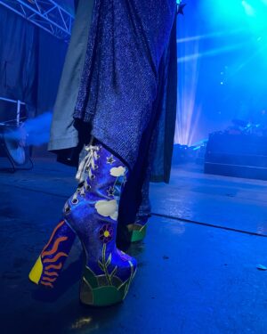 Mitsou Gélinas Instagram - A quelque aux pieds d’un stade, la fierté a fait fondre mon ❤️ merci au public de @fiertemontreal pour l’accueil si chaleureux ! @kristelllenotre @rosso.modo @antoniyaplease @passionpoire @ouissembelgacem