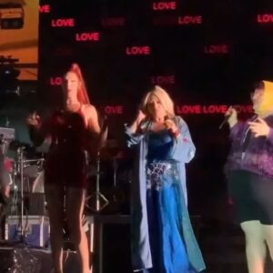 Mitsou Gélinas Instagram - A quelque aux pieds d’un stade, la fierté a fait fondre mon ❤️ merci au public de @fiertemontreal pour l’accueil si chaleureux ! @kristelllenotre @rosso.modo @antoniyaplease @passionpoire @ouissembelgacem