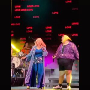 Mitsou Gélinas Instagram - A quelque aux pieds d’un stade, la fierté a fait fondre mon ❤️ merci au public de @fiertemontreal pour l’accueil si chaleureux ! @kristelllenotre @rosso.modo @antoniyaplease @passionpoire @ouissembelgacem