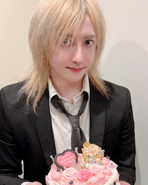 Miura Ayme Instagram - My friends celebrated my birthday a little late🎂

.
.
.

#visualkei #vkei #shibuya #アニメ #uk  #v系 #東京 #渋谷 #ukcosplayer #コスプレ #cosplay #おべいみー #akihabara #ヴィジュアル系 #cosplayer #ミウラアイム  #メンズアイドル #ObeyMe #shallwedate #乙女ゲーム #otomegame #otomegames #obeymeasmodeus
