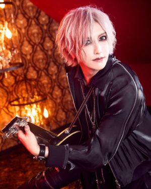 Miura Ayme Instagram - . Like a rock star🎸
.
.
.
.

#visualkei #vkei #shibuya #アニメ #uk  #v系 #渋谷 #ukcosplayer #コスプレ #cosplay #コスプレイヤー #akihabara  #ldn #ヴィジュアル系 #cosplayer #ミウラアイム #歌舞伎町 #メンズアイドル