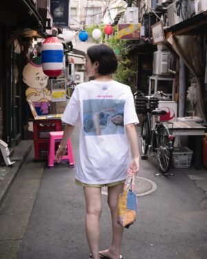 Miwako Kakei Instagram - ごさたん！

ゴーみぃー×GASATANG
 "写真集ゴーみぃー刊行記念 Tシャツ" 
写真展「写真の筧さん」会場にて発売します👕

「GOSATANG」
撮影/佐内正史
スタイリング/伊賀大介
モデル/筧美和子
SIZE L
@miwakokakei @band__info 
@gasatang @tangtang_design 

写真展「写真の筧さん」
筧美和子写真集「ゴーみぃ一」刊行記念

会期：8月29日（木）～9月21日（土）※木・金・土のみ開催
時間：13:00～19:00
会場：@ btf  @at_btf ／東京都中央区勝どき2-8-19近富ビル倉庫3階3B

今展示では同写真集のオリジナルプリントの展示／販売に加えて、大判ポスターの展示／販売、ゴーみぃー×GASATANGオリジナルTシャツの販売、アフター「ゴーみぃー」と位置付け、展示に向けて新たに撮り下ろした作品も発表します。

写真の筧さんトークライブ 
9月7日（土）17:30～「デザイン、写真、編集のこと」
北川一成✕佐内正史✕近田拓郎
9月14日（土）17:30～「女優、写真、音楽のこと」
筧美和子✕佐内正史✕永積崇
会場：@ btf  @at_btf 先着40名様
参加申込受付　8月22日13時から@btf HPにて

※9月7日（土）/14日（土）共に開場時間が13:00～16:00 となります。トークライブを申し込みされた方は17:00〜入場となります。
@at_btf @shupure_official
@graph_coltd @hanaregumi.official 
#ゴーみぃー #写真の筧さん 
#gasatang #tangtang