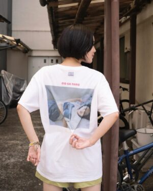 Miwako Kakei Instagram - ごさたん！

ゴーみぃー×GASATANG
 "写真集ゴーみぃー刊行記念 Tシャツ" 
写真展「写真の筧さん」会場にて発売します👕

「GOSATANG」
撮影/佐内正史
スタイリング/伊賀大介
モデル/筧美和子
SIZE L
@miwakokakei @band__info 
@gasatang @tangtang_design 

写真展「写真の筧さん」
筧美和子写真集「ゴーみぃ一」刊行記念

会期：8月29日（木）～9月21日（土）※木・金・土のみ開催
時間：13:00～19:00
会場：@ btf  @at_btf ／東京都中央区勝どき2-8-19近富ビル倉庫3階3B

今展示では同写真集のオリジナルプリントの展示／販売に加えて、大判ポスターの展示／販売、ゴーみぃー×GASATANGオリジナルTシャツの販売、アフター「ゴーみぃー」と位置付け、展示に向けて新たに撮り下ろした作品も発表します。

写真の筧さんトークライブ 
9月7日（土）17:30～「デザイン、写真、編集のこと」
北川一成✕佐内正史✕近田拓郎
9月14日（土）17:30～「女優、写真、音楽のこと」
筧美和子✕佐内正史✕永積崇
会場：@ btf  @at_btf 先着40名様
参加申込受付　8月22日13時から@btf HPにて

※9月7日（土）/14日（土）共に開場時間が13:00～16:00 となります。トークライブを申し込みされた方は17:00〜入場となります。
@at_btf @shupure_official
@graph_coltd @hanaregumi.official 
#ゴーみぃー #写真の筧さん 
#gasatang #tangtang
