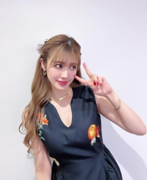 Miyabi Natsuyaki Instagram - 先日イベントで着用していた
@amerivintage のワンピお気に入り♡
フルーツの柄って珍しくて
一目惚れしちゃった〜🍇🩶

明後日4/6〜7はライブです♡
青森Quarter（青森） / 郡山Hip Shot Japan (福島）
どちらもゲスト出演させて頂きます💕
よろしくお願いします🎀

4/13 @rosy_kelly.m.m 
ポップアップ♡
詳細は追ってお知らせ致します💗

そして4/28(日)には
「備前焼フェア(春)～春の備前焼まつり～」にも
初出演させて頂くので、遊びに来てくれたら
うれしいなぁ〜💕💕
お待ちしておりますっっ໒꒰ྀི ｡˃ ▿ ˂｡꒱ྀིა🌸

【場所】
備前市立伊部小学校体育館 (岡山県備前市伊部1415-2)
【日時】
4月28日(日)
＊ステージ時間は後日発表します。
【出演】
夏焼雅・Bitter & Sweet

ビタスイのおふたりとも
コラボも考えていますので
お楽しみに💓