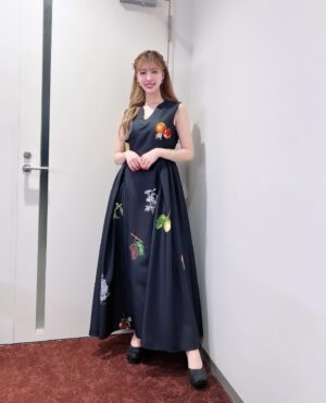 Miyabi Natsuyaki Instagram - 先日イベントで着用していた
@amerivintage のワンピお気に入り♡
フルーツの柄って珍しくて
一目惚れしちゃった〜🍇🩶

明後日4/6〜7はライブです♡
青森Quarter（青森） / 郡山Hip Shot Japan (福島）
どちらもゲスト出演させて頂きます💕
よろしくお願いします🎀

4/13 @rosy_kelly.m.m 
ポップアップ♡
詳細は追ってお知らせ致します💗

そして4/28(日)には
「備前焼フェア(春)～春の備前焼まつり～」にも
初出演させて頂くので、遊びに来てくれたら
うれしいなぁ〜💕💕
お待ちしておりますっっ໒꒰ྀི ｡˃ ▿ ˂｡꒱ྀིა🌸

【場所】
備前市立伊部小学校体育館 (岡山県備前市伊部1415-2)
【日時】
4月28日(日)
＊ステージ時間は後日発表します。
【出演】
夏焼雅・Bitter & Sweet

ビタスイのおふたりとも
コラボも考えていますので
お楽しみに💓