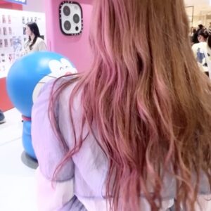 Miyabi Natsuyaki Instagram - 💙🤍🩵
ドラちゃんに
会いに行ってきたぁ♡

渋谷パルコでどこでもドアとドラえもんと一緒に
写真が撮れるスポットがあるので
ドラちゃんコーデして店舗に遊びに行ってきましたっっ🩵✨
大きなドラちゃんかわいすぎなの🥹✨✨✨

ドラえもんのケースや
限定グッズもたくさんあるから
チェックしてみてね🩵

どこでもドアって夢あるよねぇ〜🚪💕
みんなはどこ行きたい??🥹✨✨✨✨
コメントで教えてねーん♡

#渋谷パルコ
#PARCO
#ドラえもん 
#ドラえもんコラボ
#casetify
#DoraemonCASETiFY
