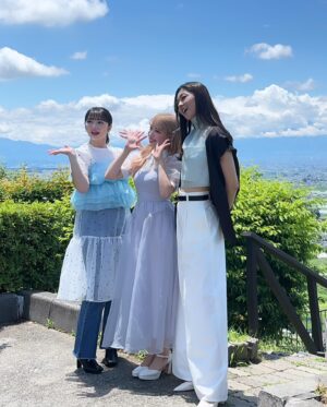 Miyabi Natsuyaki Instagram - 🚌💜

2日間のバスツアー
参加してくれたみなさん
ありがとうございました🎀

とても楽しい時間を
みんなと過ごせて
幸せいっぱいだったよ〜💓

全てが楽しすぎたよね？😂
来てくれたみんなの感想
ここでもたくさん聞かせて💕

なにが1番よかったとか決めれない!!😂
1日目も2日目も
朝から夜までどの瞬間も
笑顔で溢れてた🥰

充実した2日間を
一緒に過ごしてくれて
ありがと〜💓

そして
ハロー！プロジェクトキッズ22周年
大切な日にFCツアーを開催できたとこ
感謝の気持ちでいっぱいです✨
カウントダウンもお付き合い頂き
ありがとうございました🎉

💙💜💚
#Berryz工房
#トラベリ
#トラベリ20