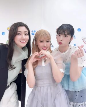 Miyabi Natsuyaki Instagram - 🚌💜

2日間のバスツアー
参加してくれたみなさん
ありがとうございました🎀

とても楽しい時間を
みんなと過ごせて
幸せいっぱいだったよ〜💓

全てが楽しすぎたよね？😂
来てくれたみんなの感想
ここでもたくさん聞かせて💕

なにが1番よかったとか決めれない!!😂
1日目も2日目も
朝から夜までどの瞬間も
笑顔で溢れてた🥰

充実した2日間を
一緒に過ごしてくれて
ありがと〜💓

そして
ハロー！プロジェクトキッズ22周年
大切な日にFCツアーを開催できたとこ
感謝の気持ちでいっぱいです✨
カウントダウンもお付き合い頂き
ありがとうございました🎉

💙💜💚
#Berryz工房
#トラベリ
#トラベリ20