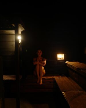 Miyako Sono Instagram - 岡山県美作市にあるスモークサウナ。

パブリックハウス＆サウナ久米屋
@kumeya_nakaute 

暗いサウナにスモークの芳醇な香りが心地よかった！
山の湧き水を全身に浴びた後、
サ飯は囲炉裏を囲んでジビエ＆地元の野菜を食べたよ。
中右手の夜は真っ暗になって満点の星空。
夜のスモークサウナも最高だったー！
畳にお布団を引いて即寝。
朝は虫たちが起こしてくれました。
そんでまた朝のスモークサウナ。

#sauna #smokesauna #中右手 #サウナ #スモークサウナ