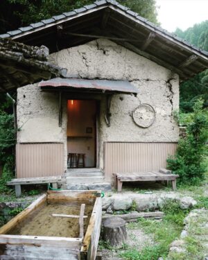 Miyako Sono Instagram - 岡山県美作市にあるスモークサウナ。

パブリックハウス＆サウナ久米屋
@kumeya_nakaute 

暗いサウナにスモークの芳醇な香りが心地よかった！
山の湧き水を全身に浴びた後、
サ飯は囲炉裏を囲んでジビエ＆地元の野菜を食べたよ。
中右手の夜は真っ暗になって満点の星空。
夜のスモークサウナも最高だったー！
畳にお布団を引いて即寝。
朝は虫たちが起こしてくれました。
そんでまた朝のスモークサウナ。

#sauna #smokesauna #中右手 #サウナ #スモークサウナ