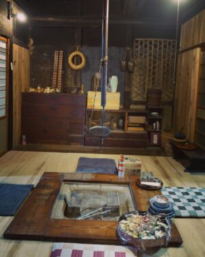 Miyako Sono Instagram - 岡山県美作市にあるスモークサウナ。

パブリックハウス＆サウナ久米屋
@kumeya_nakaute 

暗いサウナにスモークの芳醇な香りが心地よかった！
山の湧き水を全身に浴びた後、
サ飯は囲炉裏を囲んでジビエ＆地元の野菜を食べたよ。
中右手の夜は真っ暗になって満点の星空。
夜のスモークサウナも最高だったー！
畳にお布団を引いて即寝。
朝は虫たちが起こしてくれました。
そんでまた朝のスモークサウナ。

#sauna #smokesauna #中右手 #サウナ #スモークサウナ