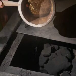 Miyako Sono Instagram - 岡山県美作市にあるスモークサウナ。

パブリックハウス＆サウナ久米屋
@kumeya_nakaute 

暗いサウナにスモークの芳醇な香りが心地よかった！
山の湧き水を全身に浴びた後、
サ飯は囲炉裏を囲んでジビエ＆地元の野菜を食べたよ。
中右手の夜は真っ暗になって満点の星空。
夜のスモークサウナも最高だったー！
畳にお布団を引いて即寝。
朝は虫たちが起こしてくれました。
そんでまた朝のスモークサウナ。

#sauna #smokesauna #中右手 #サウナ #スモークサウナ