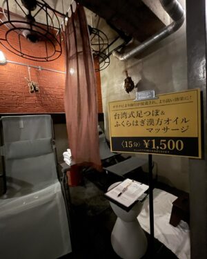 Miyako Sono Instagram - 🥟🍜🇨🇳

最近は週一で横浜中華街へ行っています

なぜならハレタビサウナがあるから。
ハレタビでととのった後に
中華街でサ飯を食べるのがクセになる。

@hare_tabi 

そしてハレタビさんが男女どちらのサウナも楽しめるイベントを初開催！

イベント開催に向けて男女スペース全体を自由に行き来できるよう壁を破り扉を作るなんてすごいパワー！！！！
ハレタビはサウナドリンクも充実していて、まずは発汗を高めるスタータードリンクショットからスタート！

ロウリュは、中国茶専門店『悟空』さん @goku_teahouse の烏龍やジャスミンなどの極上中国茶で！すごくいい香り。

ととのい椅子で台湾式足ツボマッサージ体験もあった！
いつもととのいながら「この状態で足ツボとかやってくれたらな〜」なんて贅沢なことを思っていたんだけど、それが実現された。正確に言うと大人気で満枠だったので、わたしは提携されていた店舗へ行き90分やりました。笑

中華街ってお店がたくさんあってどこに行けばいいか迷うけど、ハレタビが厳選セレクトしたお店を教えてくれるので迷わずサ飯に行けるよー！

中華街の雰囲気満載で楽しいイベントでした！
また晴れに行こう🧖‍♀️🧖‍♂️☀️

#ハレタビ #横浜中華街 #サウナ #sauna