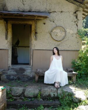 Miyako Sono Instagram - 岡山県美作市にあるスモークサウナ。

パブリックハウス＆サウナ久米屋
@kumeya_nakaute 

暗いサウナにスモークの芳醇な香りが心地よかった！
山の湧き水を全身に浴びた後、
サ飯は囲炉裏を囲んでジビエ＆地元の野菜を食べたよ。
中右手の夜は真っ暗になって満点の星空。
夜のスモークサウナも最高だったー！
畳にお布団を引いて即寝。
朝は虫たちが起こしてくれました。
そんでまた朝のスモークサウナ。

#sauna #smokesauna #中右手 #サウナ #スモークサウナ