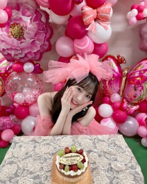 Mizuki Fukumura Instagram - 『モーニング娘。'23譜久村聖
バースデーイベント
〜MIZUKINGDOMでキラーン✧〜』

２公演共
幸せな時間をありがとうございました🩷

皆さんの笑顔と
恋ぴんくの会場
幸せに包まれてきました🍬

27歳の一年も輝いていきます！

ピアノ🎹荒幡亮平さん
バイオリン🎻有澤一華ちゃん

素敵な演奏に乗せて
「時空を超え 宇宙を超え」を歌えて最高でした♩
素敵な演奏ありがとうございました✴︎

陰陽師の橋本京明さん🔮
ありがとうございました✨
いつも動画を拝見させていただいて
まさかお会いできると思っていなかったので、本当に幸せでした😂

観に来てくれた皆🩷
えりぽん、あかねちん、しおりん
(出番終わった後に一華ちゃんも🩵)
写真撮ったり沢山応援してくれたり
本当にありがとう(*´`*)
心強かったよ✊🏻 ̖́-‬

松岡茉優さんも来ていただけたんです😭
お会い出来ると思ってもなかったので、あのサイリウムを掲げてた方が松岡さんだったとは😂
ありがとうございます！

YOSHIKO先生💃
今回のレッスン、YOSHIKO先生にしていただきました⭐︎⭐︎
星好きだから〜ってプレゼントありがとうございました🎁

司会の鈴木啓太さん！
今年もありがとうございました✨
啓太さんも橋本京明さんファンになりましたね！！！！

そして
お昼の公演に中澤裕子さん
夜の公演につんく♂さんから
メッセージをいただきました。
泣きそうなくらい嬉しかったです…！

本当にありがとうございました🥂

沢山の方に囲まれて幸せいっぱいの一日になりました、
27歳もスッペシャルな1年になりますように！

#morningmusume23 #モーニング娘 #morningmusume #モーニング娘23 #譜久村聖 #バースデーイベント #27歳