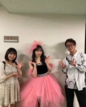 Mizuki Fukumura Instagram - 『モーニング娘。'23譜久村聖
バースデーイベント
〜MIZUKINGDOMでキラーン✧〜』

２公演共
幸せな時間をありがとうございました🩷

皆さんの笑顔と
恋ぴんくの会場
幸せに包まれてきました🍬

27歳の一年も輝いていきます！

ピアノ🎹荒幡亮平さん
バイオリン🎻有澤一華ちゃん

素敵な演奏に乗せて
「時空を超え 宇宙を超え」を歌えて最高でした♩
素敵な演奏ありがとうございました✴︎

陰陽師の橋本京明さん🔮
ありがとうございました✨
いつも動画を拝見させていただいて
まさかお会いできると思っていなかったので、本当に幸せでした😂

観に来てくれた皆🩷
えりぽん、あかねちん、しおりん
(出番終わった後に一華ちゃんも🩵)
写真撮ったり沢山応援してくれたり
本当にありがとう(*´`*)
心強かったよ✊🏻 ̖́-‬

松岡茉優さんも来ていただけたんです😭
お会い出来ると思ってもなかったので、あのサイリウムを掲げてた方が松岡さんだったとは😂
ありがとうございます！

YOSHIKO先生💃
今回のレッスン、YOSHIKO先生にしていただきました⭐︎⭐︎
星好きだから〜ってプレゼントありがとうございました🎁

司会の鈴木啓太さん！
今年もありがとうございました✨
啓太さんも橋本京明さんファンになりましたね！！！！

そして
お昼の公演に中澤裕子さん
夜の公演につんく♂さんから
メッセージをいただきました。
泣きそうなくらい嬉しかったです…！

本当にありがとうございました🥂

沢山の方に囲まれて幸せいっぱいの一日になりました、
27歳もスッペシャルな1年になりますように！

#morningmusume23 #モーニング娘 #morningmusume #モーニング娘23 #譜久村聖 #バースデーイベント #27歳