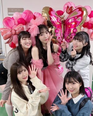 Mizuki Fukumura Instagram - 『モーニング娘。'23譜久村聖
バースデーイベント
〜MIZUKINGDOMでキラーン✧〜』

２公演共
幸せな時間をありがとうございました🩷

皆さんの笑顔と
恋ぴんくの会場
幸せに包まれてきました🍬

27歳の一年も輝いていきます！

ピアノ🎹荒幡亮平さん
バイオリン🎻有澤一華ちゃん

素敵な演奏に乗せて
「時空を超え 宇宙を超え」を歌えて最高でした♩
素敵な演奏ありがとうございました✴︎

陰陽師の橋本京明さん🔮
ありがとうございました✨
いつも動画を拝見させていただいて
まさかお会いできると思っていなかったので、本当に幸せでした😂

観に来てくれた皆🩷
えりぽん、あかねちん、しおりん
(出番終わった後に一華ちゃんも🩵)
写真撮ったり沢山応援してくれたり
本当にありがとう(*´`*)
心強かったよ✊🏻 ̖́-‬

松岡茉優さんも来ていただけたんです😭
お会い出来ると思ってもなかったので、あのサイリウムを掲げてた方が松岡さんだったとは😂
ありがとうございます！

YOSHIKO先生💃
今回のレッスン、YOSHIKO先生にしていただきました⭐︎⭐︎
星好きだから〜ってプレゼントありがとうございました🎁

司会の鈴木啓太さん！
今年もありがとうございました✨
啓太さんも橋本京明さんファンになりましたね！！！！

そして
お昼の公演に中澤裕子さん
夜の公演につんく♂さんから
メッセージをいただきました。
泣きそうなくらい嬉しかったです…！

本当にありがとうございました🥂

沢山の方に囲まれて幸せいっぱいの一日になりました、
27歳もスッペシャルな1年になりますように！

#morningmusume23 #モーニング娘 #morningmusume #モーニング娘23 #譜久村聖 #バースデーイベント #27歳