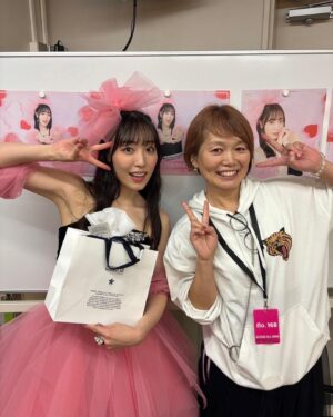 Mizuki Fukumura Instagram - 『モーニング娘。'23譜久村聖
バースデーイベント
〜MIZUKINGDOMでキラーン✧〜』

２公演共
幸せな時間をありがとうございました🩷

皆さんの笑顔と
恋ぴんくの会場
幸せに包まれてきました🍬

27歳の一年も輝いていきます！

ピアノ🎹荒幡亮平さん
バイオリン🎻有澤一華ちゃん

素敵な演奏に乗せて
「時空を超え 宇宙を超え」を歌えて最高でした♩
素敵な演奏ありがとうございました✴︎

陰陽師の橋本京明さん🔮
ありがとうございました✨
いつも動画を拝見させていただいて
まさかお会いできると思っていなかったので、本当に幸せでした😂

観に来てくれた皆🩷
えりぽん、あかねちん、しおりん
(出番終わった後に一華ちゃんも🩵)
写真撮ったり沢山応援してくれたり
本当にありがとう(*´`*)
心強かったよ✊🏻 ̖́-‬

松岡茉優さんも来ていただけたんです😭
お会い出来ると思ってもなかったので、あのサイリウムを掲げてた方が松岡さんだったとは😂
ありがとうございます！

YOSHIKO先生💃
今回のレッスン、YOSHIKO先生にしていただきました⭐︎⭐︎
星好きだから〜ってプレゼントありがとうございました🎁

司会の鈴木啓太さん！
今年もありがとうございました✨
啓太さんも橋本京明さんファンになりましたね！！！！

そして
お昼の公演に中澤裕子さん
夜の公演につんく♂さんから
メッセージをいただきました。
泣きそうなくらい嬉しかったです…！

本当にありがとうございました🥂

沢山の方に囲まれて幸せいっぱいの一日になりました、
27歳もスッペシャルな1年になりますように！

#morningmusume23 #モーニング娘 #morningmusume #モーニング娘23 #譜久村聖 #バースデーイベント #27歳