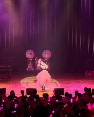Mizuki Fukumura Instagram - 『モーニング娘。'23譜久村聖
バースデーイベント
〜MIZUKINGDOMでキラーン✧〜』

２公演共
幸せな時間をありがとうございました🩷

皆さんの笑顔と
恋ぴんくの会場
幸せに包まれてきました🍬

27歳の一年も輝いていきます！

ピアノ🎹荒幡亮平さん
バイオリン🎻有澤一華ちゃん

素敵な演奏に乗せて
「時空を超え 宇宙を超え」を歌えて最高でした♩
素敵な演奏ありがとうございました✴︎

陰陽師の橋本京明さん🔮
ありがとうございました✨
いつも動画を拝見させていただいて
まさかお会いできると思っていなかったので、本当に幸せでした😂

観に来てくれた皆🩷
えりぽん、あかねちん、しおりん
(出番終わった後に一華ちゃんも🩵)
写真撮ったり沢山応援してくれたり
本当にありがとう(*´`*)
心強かったよ✊🏻 ̖́-‬

松岡茉優さんも来ていただけたんです😭
お会い出来ると思ってもなかったので、あのサイリウムを掲げてた方が松岡さんだったとは😂
ありがとうございます！

YOSHIKO先生💃
今回のレッスン、YOSHIKO先生にしていただきました⭐︎⭐︎
星好きだから〜ってプレゼントありがとうございました🎁

司会の鈴木啓太さん！
今年もありがとうございました✨
啓太さんも橋本京明さんファンになりましたね！！！！

そして
お昼の公演に中澤裕子さん
夜の公演につんく♂さんから
メッセージをいただきました。
泣きそうなくらい嬉しかったです…！

本当にありがとうございました🥂

沢山の方に囲まれて幸せいっぱいの一日になりました、
27歳もスッペシャルな1年になりますように！

#morningmusume23 #モーニング娘 #morningmusume #モーニング娘23 #譜久村聖 #バースデーイベント #27歳