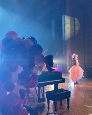 Mizuki Fukumura Instagram - 『モーニング娘。'23譜久村聖
バースデーイベント
〜MIZUKINGDOMでキラーン✧〜』

２公演共
幸せな時間をありがとうございました🩷

皆さんの笑顔と
恋ぴんくの会場
幸せに包まれてきました🍬

27歳の一年も輝いていきます！

ピアノ🎹荒幡亮平さん
バイオリン🎻有澤一華ちゃん

素敵な演奏に乗せて
「時空を超え 宇宙を超え」を歌えて最高でした♩
素敵な演奏ありがとうございました✴︎

陰陽師の橋本京明さん🔮
ありがとうございました✨
いつも動画を拝見させていただいて
まさかお会いできると思っていなかったので、本当に幸せでした😂

観に来てくれた皆🩷
えりぽん、あかねちん、しおりん
(出番終わった後に一華ちゃんも🩵)
写真撮ったり沢山応援してくれたり
本当にありがとう(*´`*)
心強かったよ✊🏻 ̖́-‬

松岡茉優さんも来ていただけたんです😭
お会い出来ると思ってもなかったので、あのサイリウムを掲げてた方が松岡さんだったとは😂
ありがとうございます！

YOSHIKO先生💃
今回のレッスン、YOSHIKO先生にしていただきました⭐︎⭐︎
星好きだから〜ってプレゼントありがとうございました🎁

司会の鈴木啓太さん！
今年もありがとうございました✨
啓太さんも橋本京明さんファンになりましたね！！！！

そして
お昼の公演に中澤裕子さん
夜の公演につんく♂さんから
メッセージをいただきました。
泣きそうなくらい嬉しかったです…！

本当にありがとうございました🥂

沢山の方に囲まれて幸せいっぱいの一日になりました、
27歳もスッペシャルな1年になりますように！

#morningmusume23 #モーニング娘 #morningmusume #モーニング娘23 #譜久村聖 #バースデーイベント #27歳