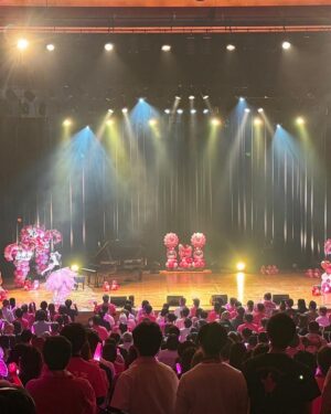 Mizuki Fukumura Instagram - 『モーニング娘。'23譜久村聖
バースデーイベント
〜MIZUKINGDOMでキラーン✧〜』

２公演共
幸せな時間をありがとうございました🩷

皆さんの笑顔と
恋ぴんくの会場
幸せに包まれてきました🍬

27歳の一年も輝いていきます！

ピアノ🎹荒幡亮平さん
バイオリン🎻有澤一華ちゃん

素敵な演奏に乗せて
「時空を超え 宇宙を超え」を歌えて最高でした♩
素敵な演奏ありがとうございました✴︎

陰陽師の橋本京明さん🔮
ありがとうございました✨
いつも動画を拝見させていただいて
まさかお会いできると思っていなかったので、本当に幸せでした😂

観に来てくれた皆🩷
えりぽん、あかねちん、しおりん
(出番終わった後に一華ちゃんも🩵)
写真撮ったり沢山応援してくれたり
本当にありがとう(*´`*)
心強かったよ✊🏻 ̖́-‬

松岡茉優さんも来ていただけたんです😭
お会い出来ると思ってもなかったので、あのサイリウムを掲げてた方が松岡さんだったとは😂
ありがとうございます！

YOSHIKO先生💃
今回のレッスン、YOSHIKO先生にしていただきました⭐︎⭐︎
星好きだから〜ってプレゼントありがとうございました🎁

司会の鈴木啓太さん！
今年もありがとうございました✨
啓太さんも橋本京明さんファンになりましたね！！！！

そして
お昼の公演に中澤裕子さん
夜の公演につんく♂さんから
メッセージをいただきました。
泣きそうなくらい嬉しかったです…！

本当にありがとうございました🥂

沢山の方に囲まれて幸せいっぱいの一日になりました、
27歳もスッペシャルな1年になりますように！

#morningmusume23 #モーニング娘 #morningmusume #モーニング娘23 #譜久村聖 #バースデーイベント #27歳