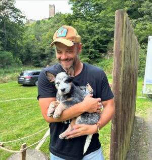 Moe Dunford Instagram - Wonderful couple of days , 🇩🇪 @proudnerdconventions  out in the woods 🐕 ⛰️🦉🔥 🌲 🪓  #Vikings 
*oh & @olde_world_craftworks @dancing.shieldmaiden congrats on yere wedding!* 🤪🥂