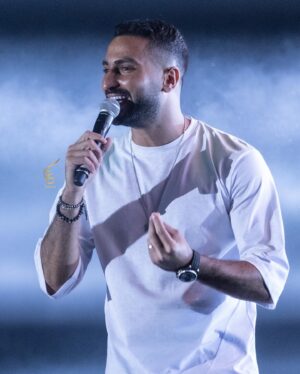 Mohamed Al Sharnuby Instagram - اتشرفت بوجودي لتاني مرة مع جمهور المملكة العربية السعودية الكبير اللي كل مره بيبهرني اكتر من اللي قبلها 
عايز اشكر هيئة الترفيه و معالي المستشار تركي آل الشيخ على المجهود الكبير و على التطور اللي بيحصل في المنطقه العربيه

و عايز اشكر @4m.events 
و @360_live على الاستقبال و الحفلة الحلوه 
@turkialalshik @gea_saudi 

📸: @dooli_00