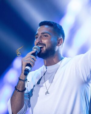 Mohamed Al Sharnuby Instagram - اتشرفت بوجودي لتاني مرة مع جمهور المملكة العربية السعودية الكبير اللي كل مره بيبهرني اكتر من اللي قبلها 
عايز اشكر هيئة الترفيه و معالي المستشار تركي آل الشيخ على المجهود الكبير و على التطور اللي بيحصل في المنطقه العربيه

و عايز اشكر @4m.events 
و @360_live على الاستقبال و الحفلة الحلوه 
@turkialalshik @gea_saudi 

📸: @dooli_00