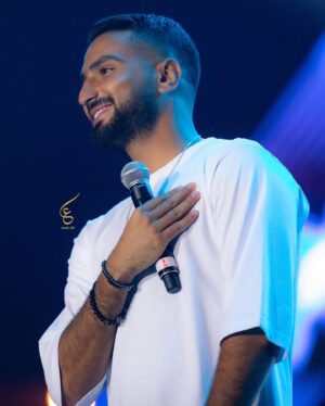 Mohamed Al Sharnuby Instagram - اتشرفت بوجودي لتاني مرة مع جمهور المملكة العربية السعودية الكبير اللي كل مره بيبهرني اكتر من اللي قبلها 
عايز اشكر هيئة الترفيه و معالي المستشار تركي آل الشيخ على المجهود الكبير و على التطور اللي بيحصل في المنطقه العربيه

و عايز اشكر @4m.events 
و @360_live على الاستقبال و الحفلة الحلوه 
@turkialalshik @gea_saudi 

📸: @dooli_00
