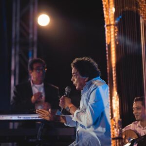 Mohamed Mounir Instagram - الي جمهوري الحبيب جعلكم الله دائماً مثالا حي للخلق و الاحترام  و الذوق الرفيع وكل عام وانتم بخير.

To my beloved fans, God has always made you a living example of respect and good taste, may this year bring you joy , laughter ,peace and lots of love..
.
.
.
.
.
.
📸 by @el_saa2r @osama_salmaan
