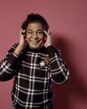 Mohamed Mounir Instagram - عشوائي وبدائي 
وفحب حبيبتي فدائي
بضرب فالدنيا والاقي 
مبسوط بجناني وسايق